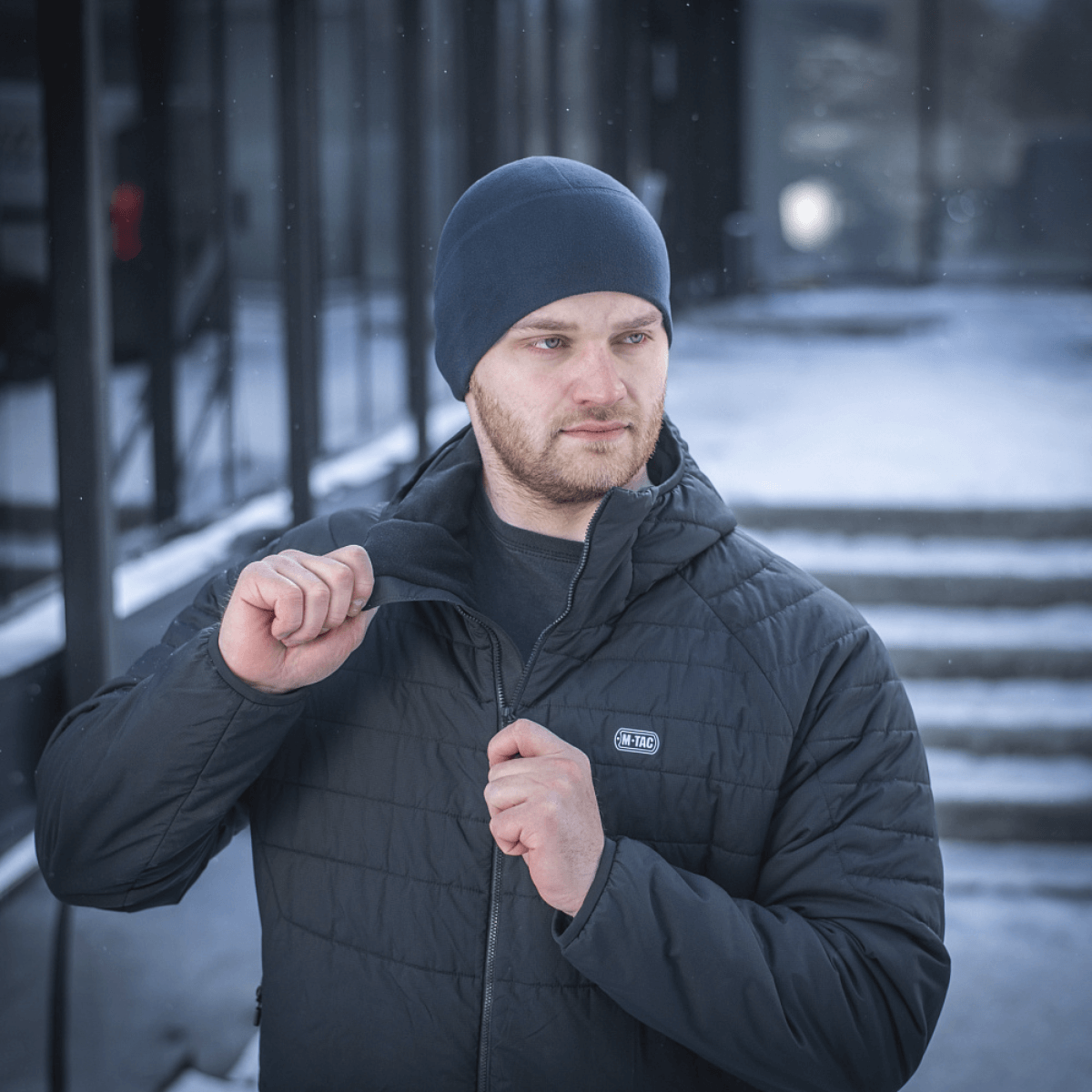 Mies pukeutuneena M-Tac Fleece Watch Cap Light Polartec -hattuun talvella.