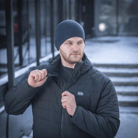 Mies pukeutuneena M-Tac Fleece Watch Cap Light Polartec -hattuun talvella.