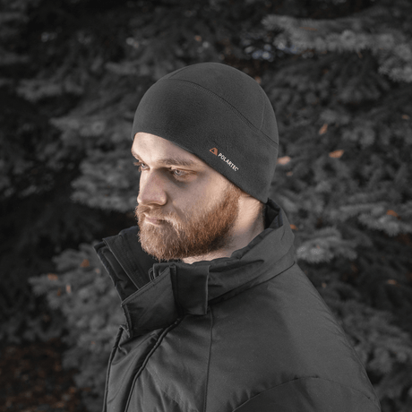 Mies pitää M-Tac Fleece Watch Cap Light Polartec, monikäyttöinen talvihattu, valmistettu Polartec Micro Series fleece -materiaalista, sopii talvikäyttöön.