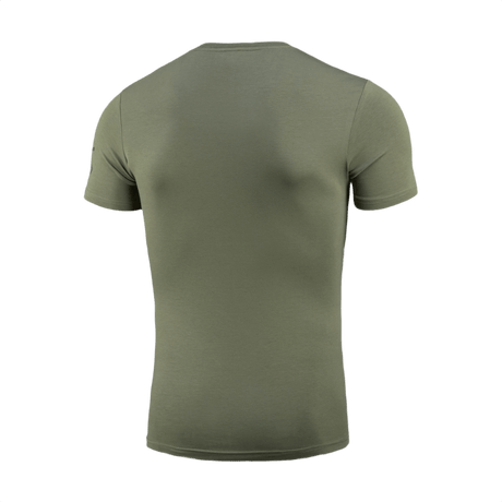 M-Tac T-Shirt Freedom oliivinvihreänä takaa, näyttää mukavan ja joustavan puuvillasekoitteen; painotus vapauteen ja voimaan.