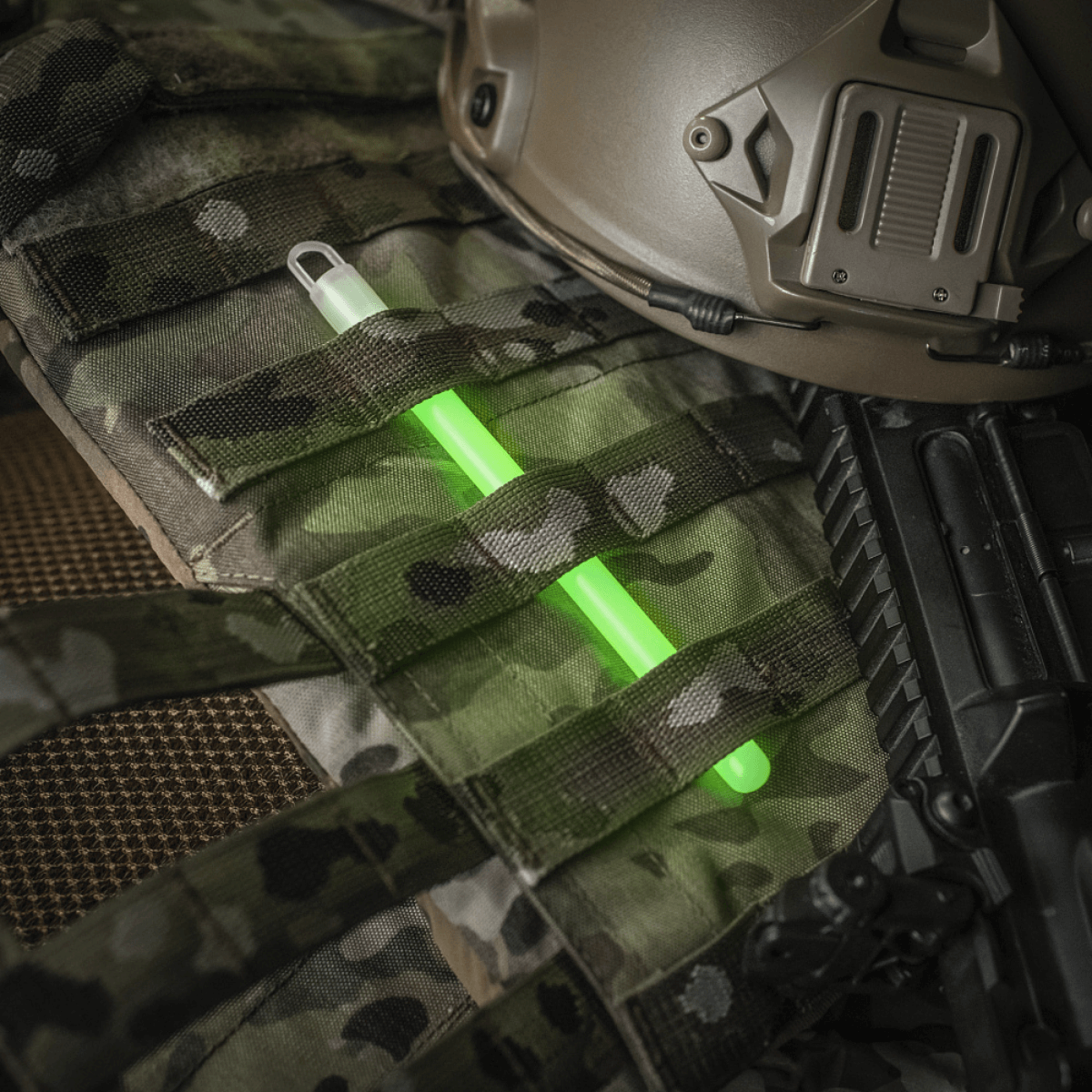 M-Tac Glow Stick 15 cm sijoitettuna sotilasvarusteisiin, myrkytön ja monikäyttöinen valotikku turvallisuus- ja hätätilanteisiin.