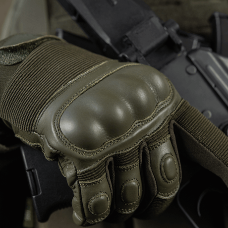 M-Tac Assault Tactical Mk.4 käytössä, iskunvaimennuspadat ja vahvistettu nahkakämmen, liukumaton ote.