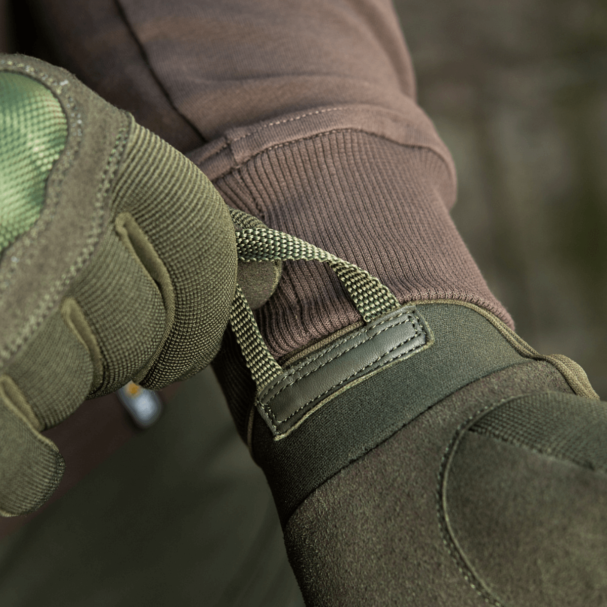 M-Tac Assault Tactical Mk.3 -hanskat vahvistetulla kämmenellä ja säädettävällä tarrakiinnityksellä varmaan istuvuuteen. 3