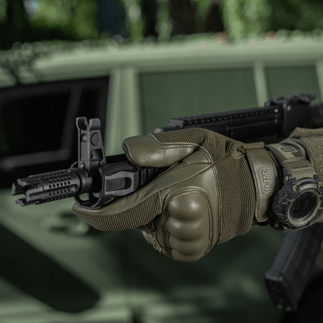 M-Tac Assault Tactical Mk.4 käytössä aseella, aidosta nahasta kämmen antaa liukumattoman otteen.