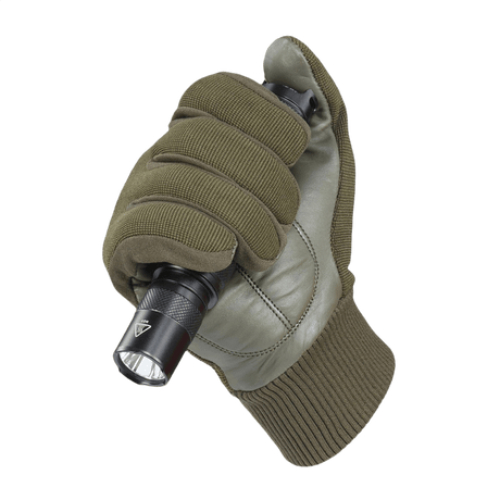 M-Tac Handsker Assault Tactical Mk.8 käytössä taskulampun kanssa, suunniteltu taktiseen käyttöön ja ampumiseen, synteettinen materiaali ja nahka
