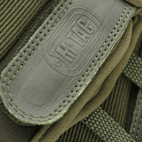 Lähikuva M-Tac Assault Tactical Mk.4 -hanskoista, vahvistettu kämmen ja velcro, sopii aseenkäsittelyyn.