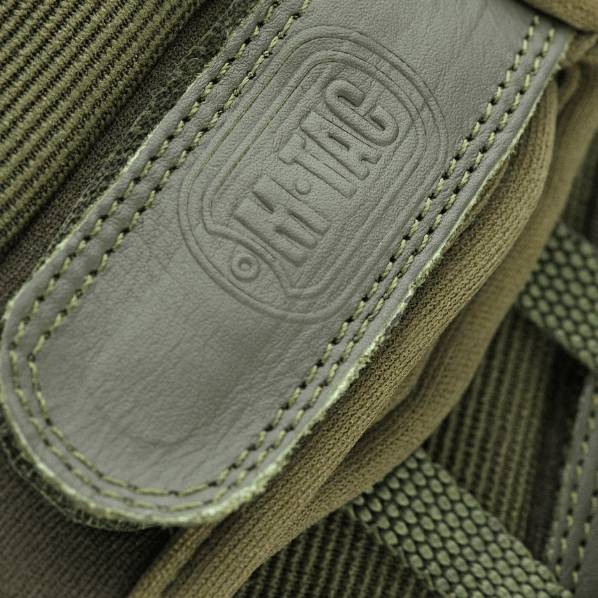 Lähikuva M-Tac Assault Tactical Mk.4 -hanskoista, vahvistettu kämmen ja velcro, sopii aseenkäsittelyyn.