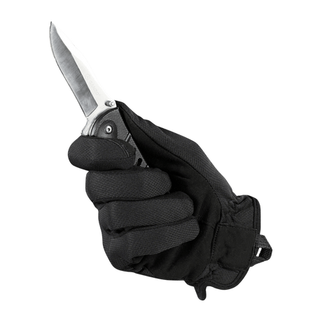 M-Tac Handsker Scout Tactical Mk.2, käytössä veitsen kanssa, synteettinen nahka suojaa ja kestävyyttä, sopii työkalutöihin.