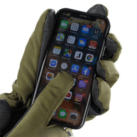 M-Tac Handsker Soft Shell Thinsulate, näyttää kosketusnäyttöyhteensopivuuden älypuhelimen kanssa ulkona.