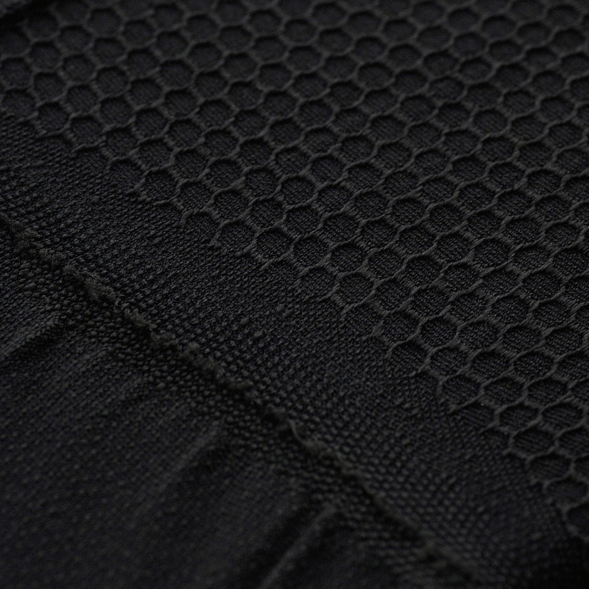 M-Tac Hexagon Sports Underbukser lähikuva, yksityiskohtainen tekstuuri ja muotoilu mustassa materiaalissa.