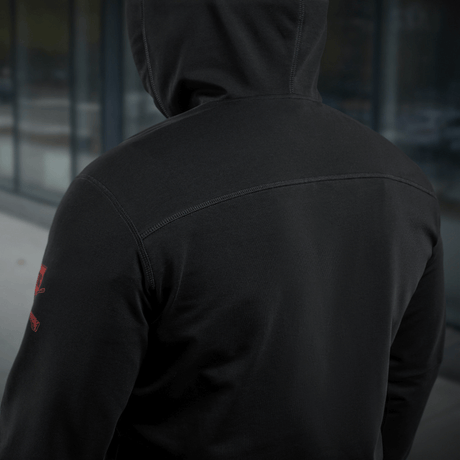 Henkilö M-Tac Hoodie Freedomissa sotilasaiheisella designilla, nähtynä takaa näyttämään selän yksityiskohdat, sopii ulkoiluun.