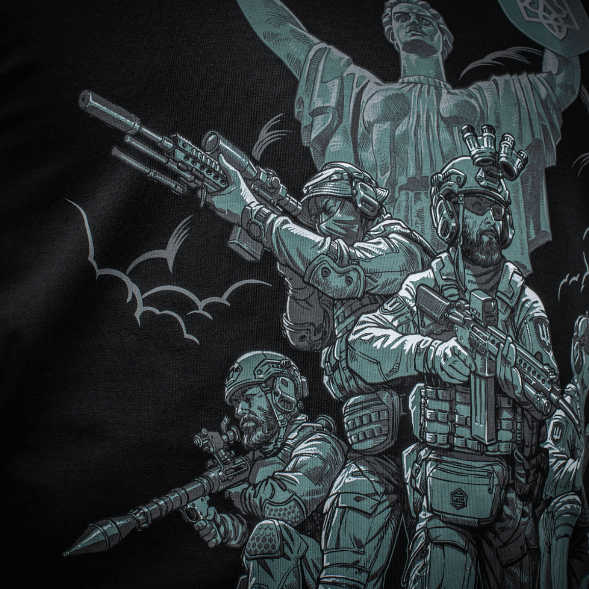 Kuvitus M-Tac Hoodie Freedomissa sotilasteemalla ja MagnaColours®-printillä, esittää aseistettuja sotilaita monumentin edessä.