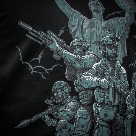 Kuvitus M-Tac Hoodie Freedomissa sotilasteemalla ja MagnaColours®-printillä, esittää aseistettuja sotilaita monumentin edessä.