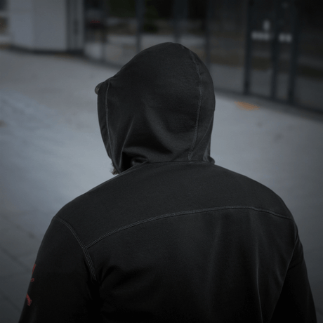 M-Tac Hoodie Freedom nähtynä takaa, näyttää säädettävän hupun mustassa designissa. Täydellinen aktiiviseen ulkoiluun ja arkeen. Puuvillaa ja elastaania.