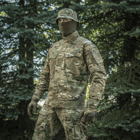 M-Tac-takki Sturm Gen.II NYCO Extreme Multicam, taktiseen ja ulkoilukäyttöön, hengittävällä ja kulutusta kestävällä materiaalilla, metsäympäristössä.