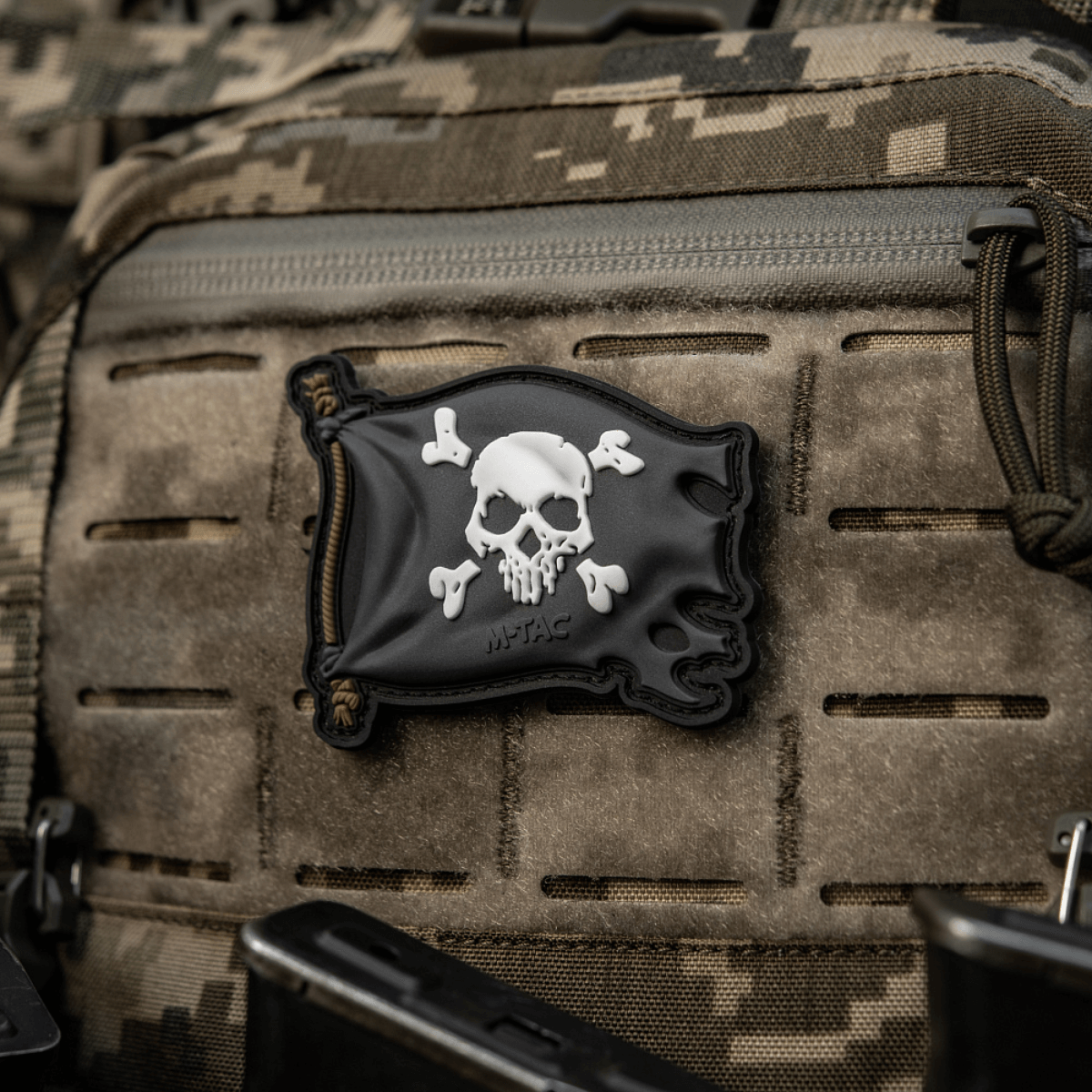 M-Tac Patch Jolly Roger PVC 3D-morale-patch, seikkailunhalu ja päättäväisyys, Velcro-kiinnitys, sopii vaatteisiin ja taktiseen varustukseen.