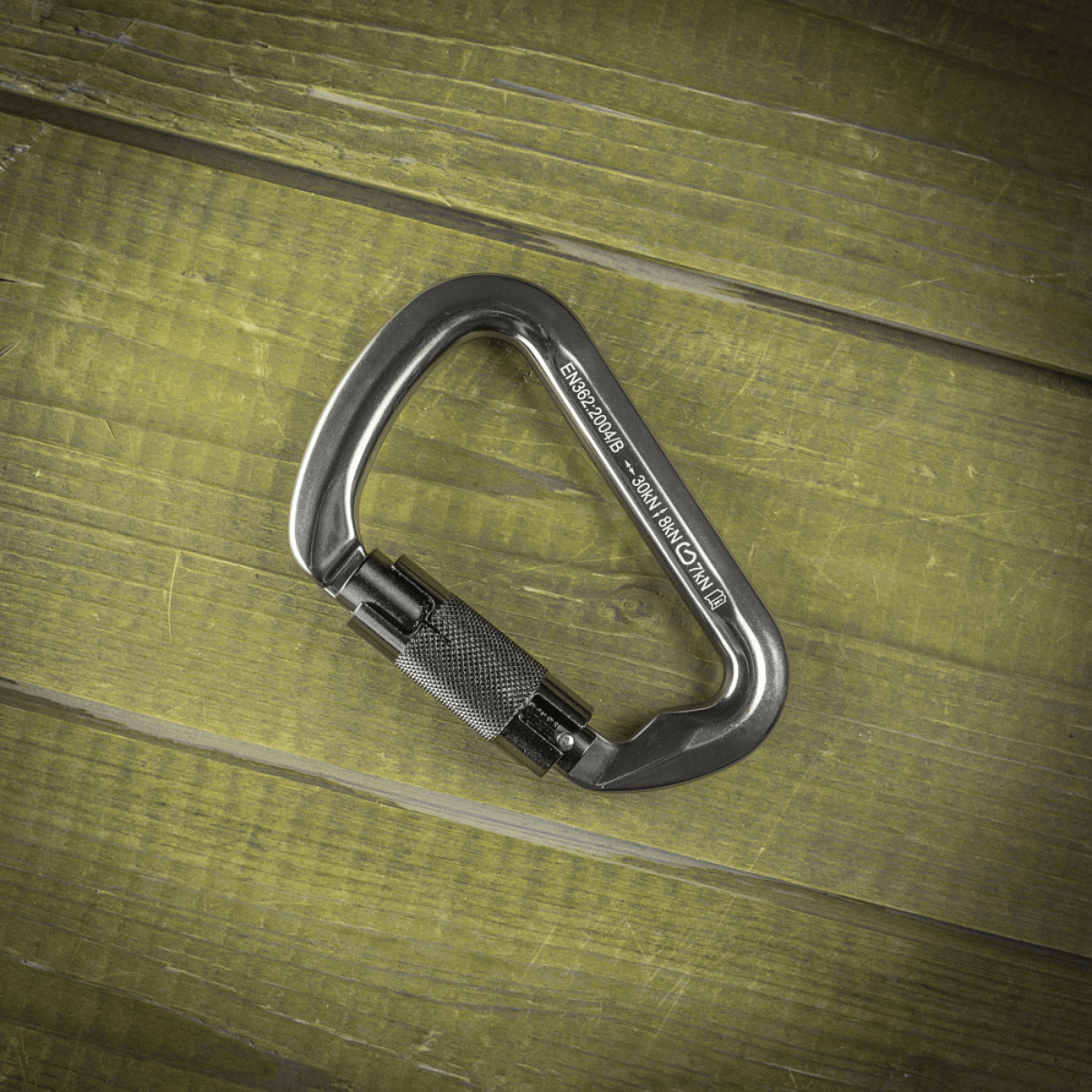 M-Tac Key-Lock karabiini alumiinista kiipeilyyn ja turvallisuuteen puupöydällä.
