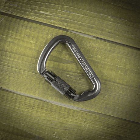 M-Tac Key-Lock karabiini alumiinista kiipeilyyn ja turvallisuuteen puupöydällä.