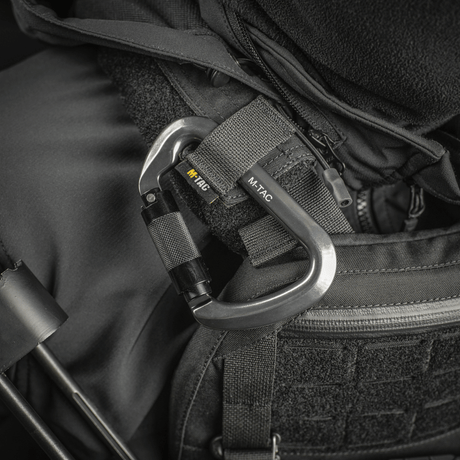 M-Tac Key-Lock karabiini alumiinia kiinnitettynä mustaan varusteeseen, sopii kiipeilyyn ja turvallisuuteen. Ergonominen muotoilu, CE EN362.