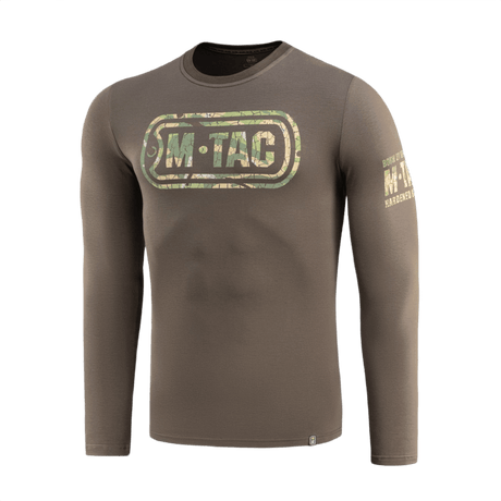 M-Tac T-Shirt Logo Long Sleeve maastokuvioituna, ikoninen M-Tac-logo ja slogan 'Born by Revolution – Hardened by War' hihassa.