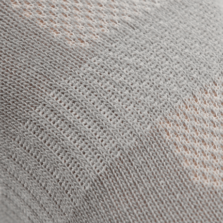 Lähikuva M-Tac Let kesäsukista hengittävässä materiaalissa, täydelliset juoksuun ja ulkoiluun lämpimässä säässä.