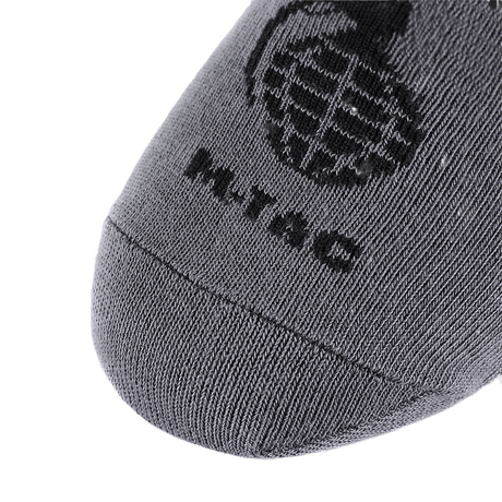 Kuva M-Tac Let Sommersokker Grenader harmaana, suunniteltu miesten ulkoiluun, ergonominen istuvuus ja alkuperäinen neulottu kuvio.
