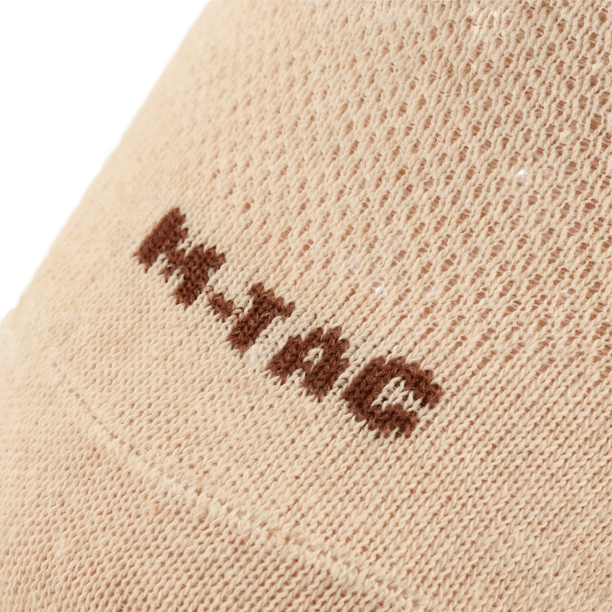 Lähikuva M-Tac Let kesäsukista, joissa logo kevyellä hengittävällä materiaalilla juoksuun ja ulkoiluun lämpimässä säässä.