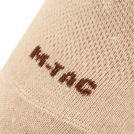 Lähikuva M-Tac Let kesäsukista, joissa logo kevyellä hengittävällä materiaalilla juoksuun ja ulkoiluun lämpimässä säässä.