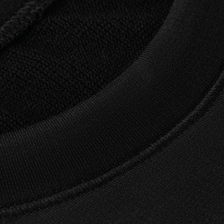 Lähikuva M-Tac Level I Polartec Thermal Shirtista Power Dry® -materiaalissa ja litteissä saumoissa.