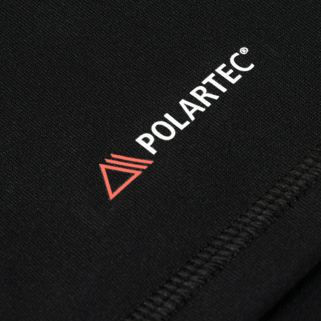 Lähikuva M-Tac Level I Polartec Thermal Shirtista Polartec-logolla, valmistettu Power Dry® -polyesteristä.