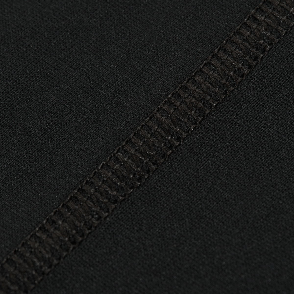 Lähikuva M-Tac Level I Polartec Thermal Shirtista litteillä saumoilla ja Power Dry® -materiaalilla, joka edistää lämmönsäätelyä ja mukavuutta.