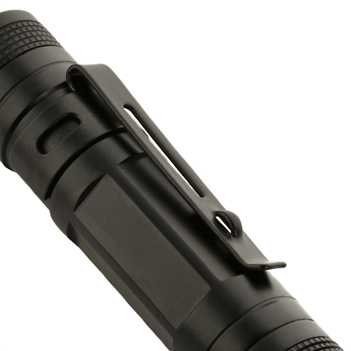 Lähikuva M-Tac-taskulampusta P21 mustasta alumiinista, kompakti muotoilu, sopii EDC-settiin. Cree XR-E P4-WC -LED, jopa 130 lumenia, AA-paristokäyttö.
