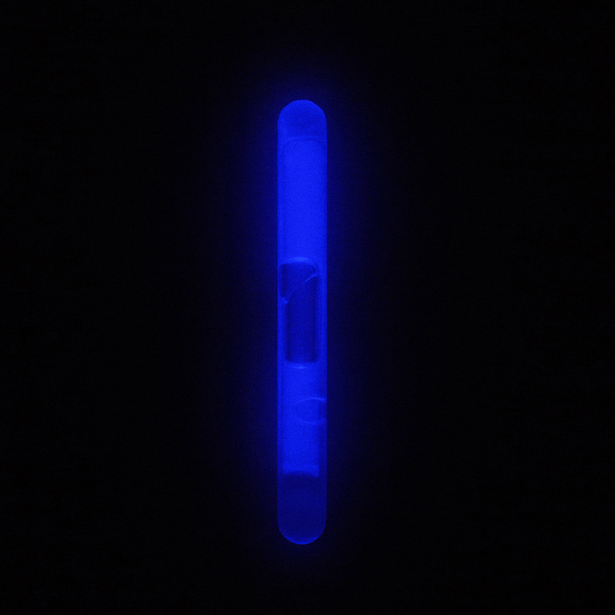 M-Tac Light Sticks 4,5x40 mm (10 kpl) sinisessä valossa, myrkytön ja palamaton, sopii pimeisiin tiloihin ja signaalointiin.
