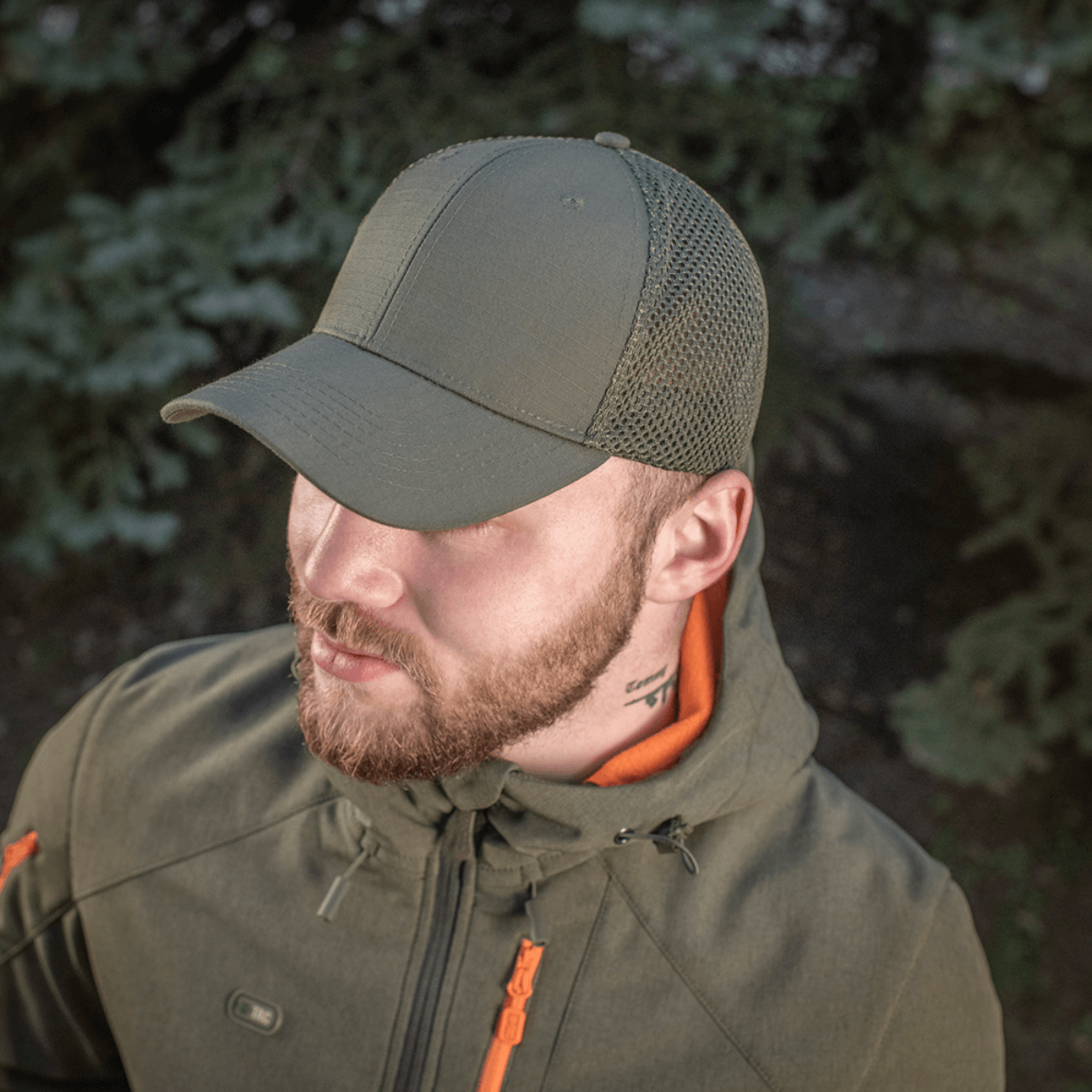 Mies käyttää M-Tac Mesh Flex Ripstop Baseball Capia ulkona luonnossa; näkyvillä mesh-paneelit ilmanvaihtoa varten.