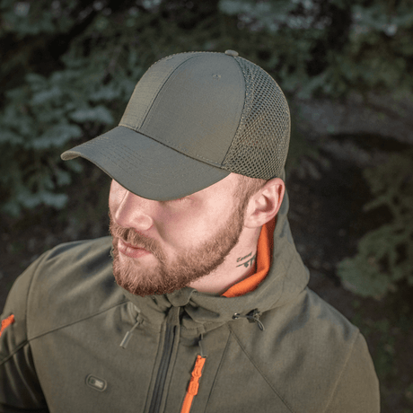 Mies käyttää M-Tac Mesh Flex Ripstop Baseball Capia ulkona luonnossa; näkyvillä mesh-paneelit ilmanvaihtoa varten.