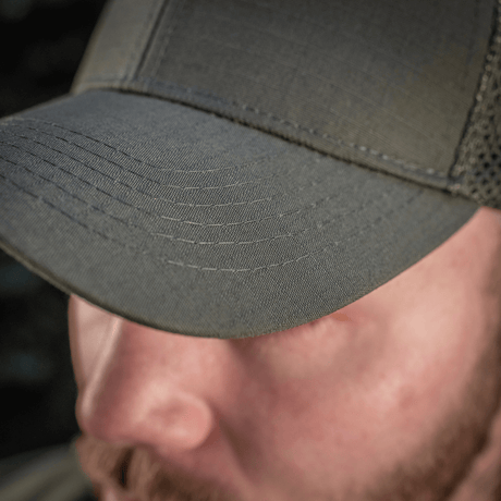 M-Tac Mesh Flex Ripstop Baseball Cap en vihreänä, mesh-paneelit näkyvissä, lähikuva ulkona.