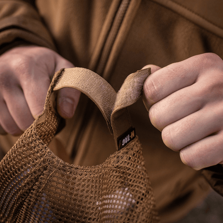 Lähikuva M-Tac Mesh Flex Ripstop Baseball Capista, jossa säädettävä Velcro-tarranauha ja mesh-paneelit, osoittaen kestävyyttä ja ilmanvaihtoa.