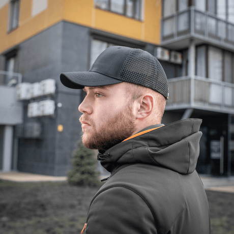 Mies käyttää M-Tac Mesh Flex Ripstop Baseball Cap en, kevyt mesh tarjoaa ilmanvaihtoa, nähty kaupunkiympäristössä ulkokäyttöön.