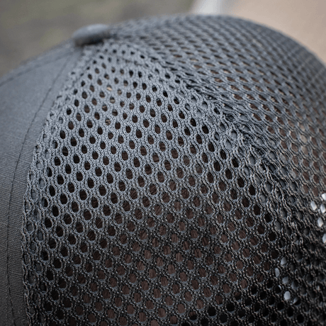 Lähikuva mesh-paneelista M-Tac Mesh Flex Ripstop Baseball Capissa, näyttää ilmanvaihtosuunnittelun optimaalista mukavuutta varten ulkona.