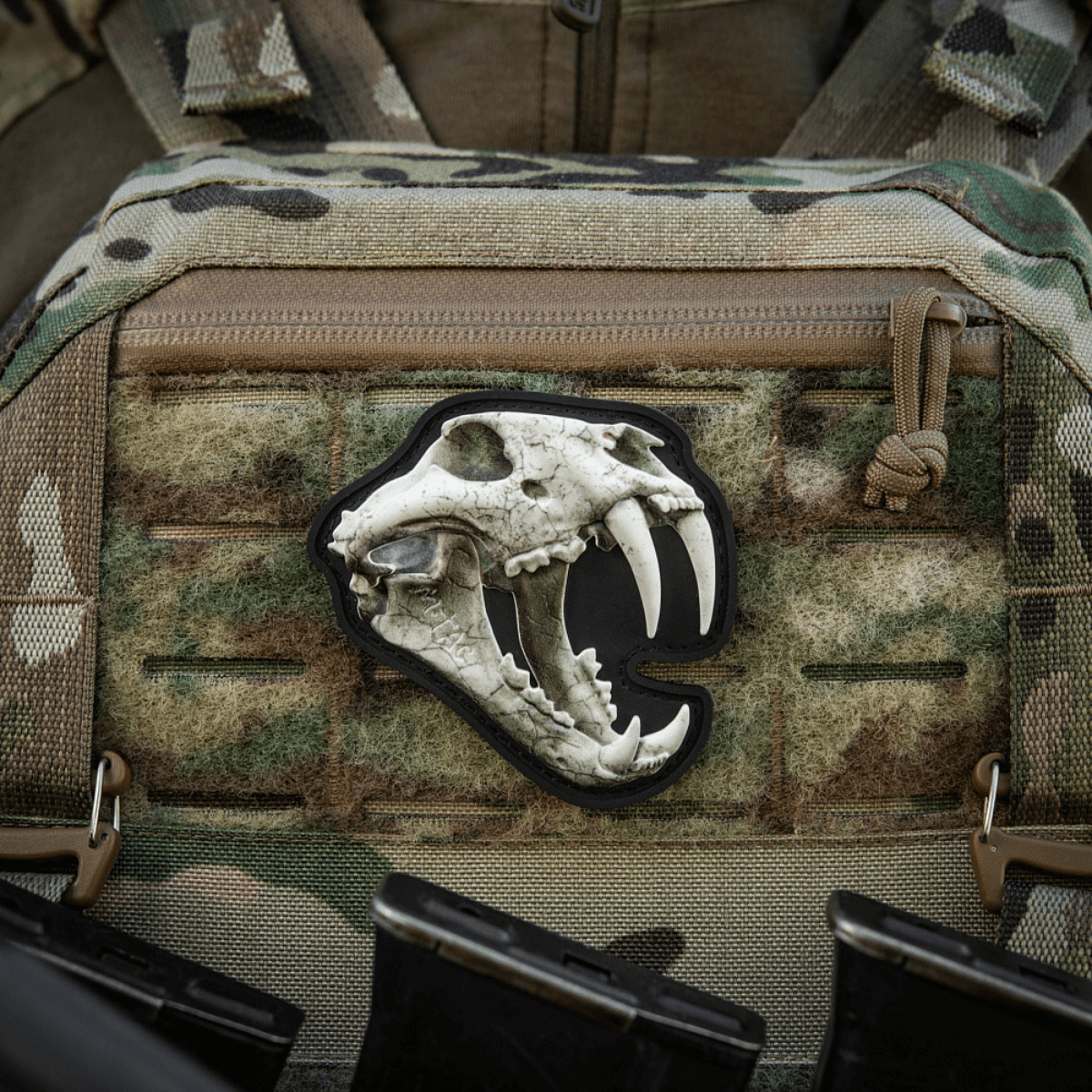 M‑Tac Patch Old Tiger PVC 3D-efektillä kiinnitettynä maastokuvioituun laukkuun.