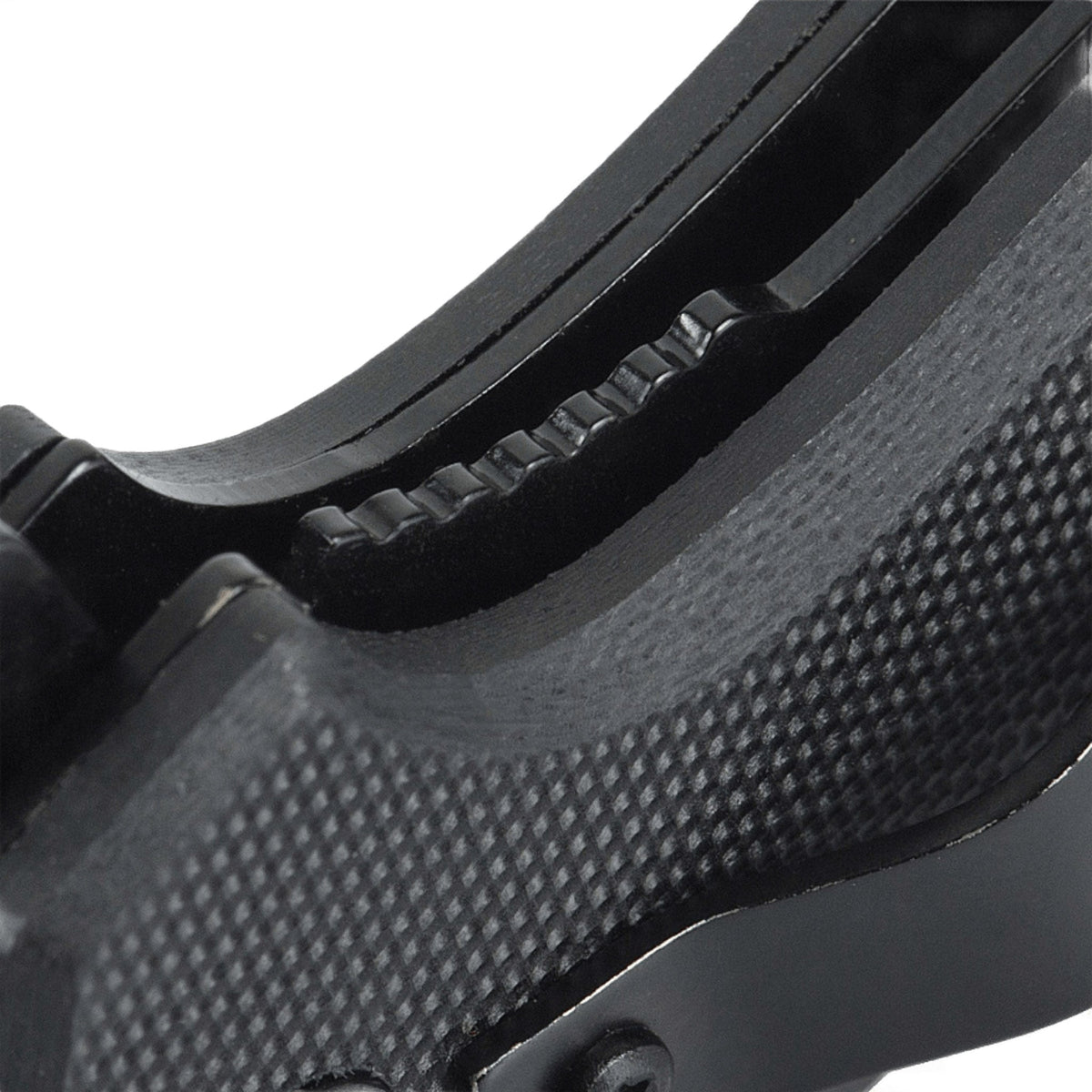 M-Tac Outdoor & Militær taittoveitsi - Type 5, lähikuva liukumattomasta G10-komposiittikahvasta.