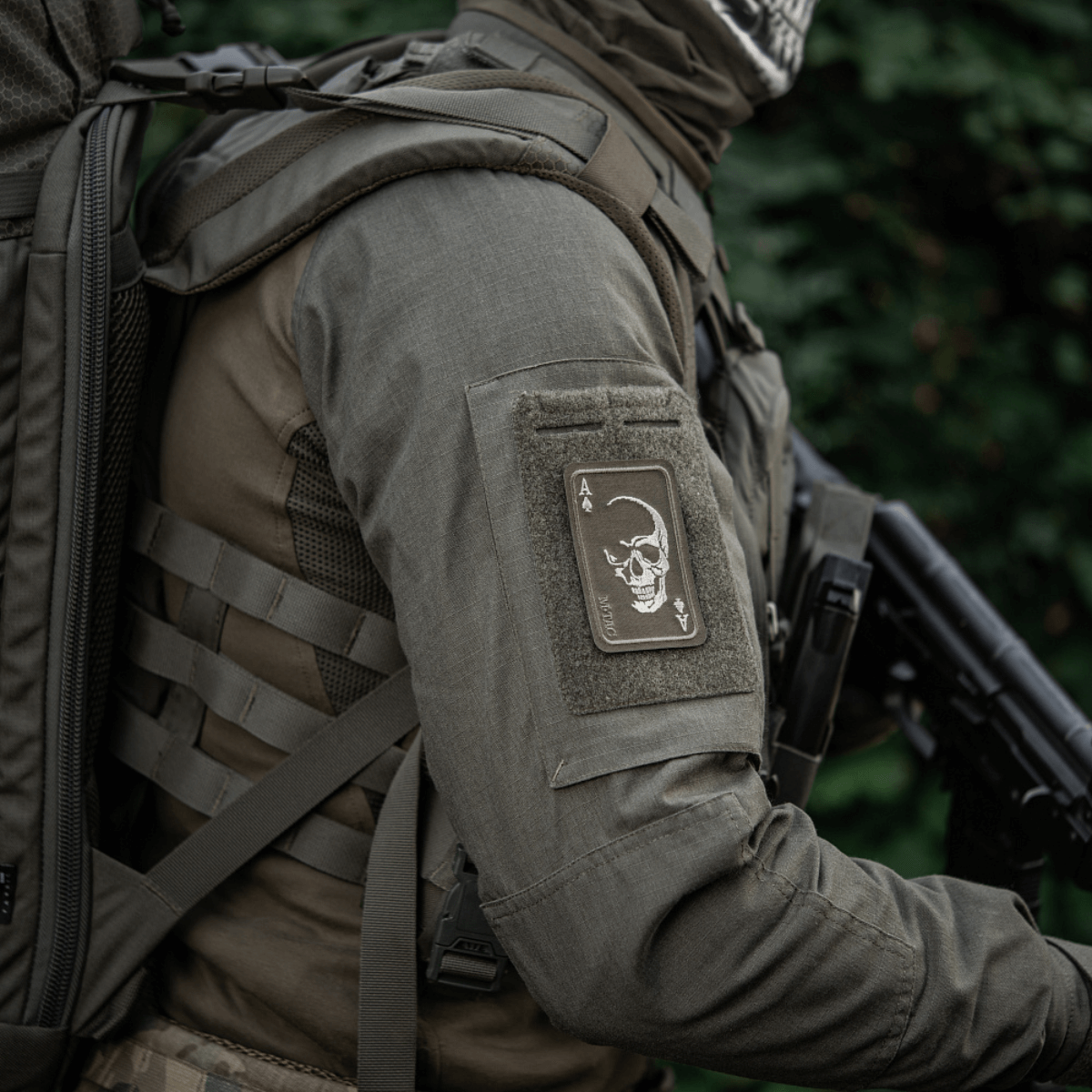 M-Tac Patch Face of War (Broderi) Cordura 500D:ssä, kallo ja ace of spades -kuvio, kiinnitetty Velcrolla taktiseen takkiin.