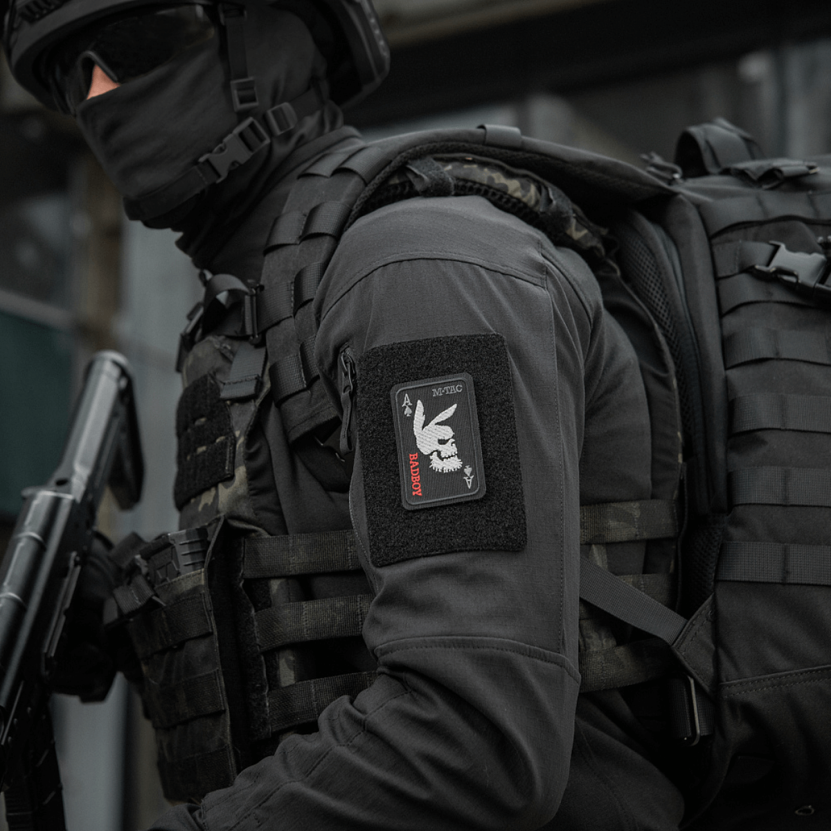 M-Tac Patch Bad Boy (Broderi) univormussa, kirjailtu Cordura 500D:hen ace of spades ja jäniksen kallomotiivi, symboloi rohkeutta ja huumoria.