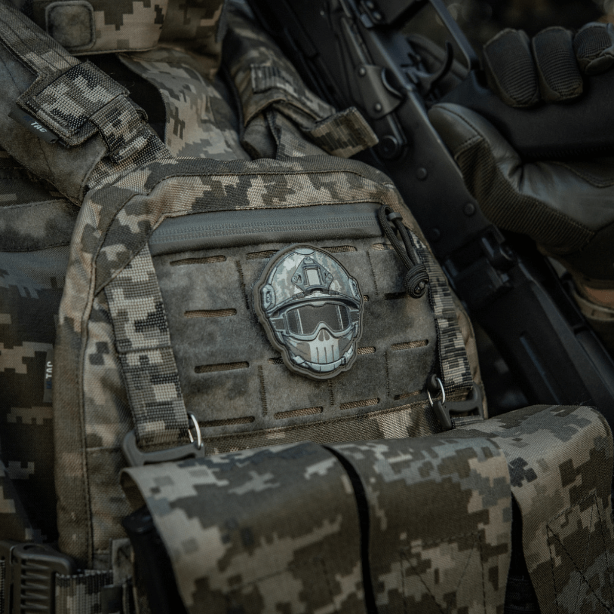 M-Tac Patch Emoji #20 3D-efektillä ja Velcro-kiinnityksellä kamuflaasirepussa, hauska morale-tarra, sopii vaatteisiin tai varusteisiin.