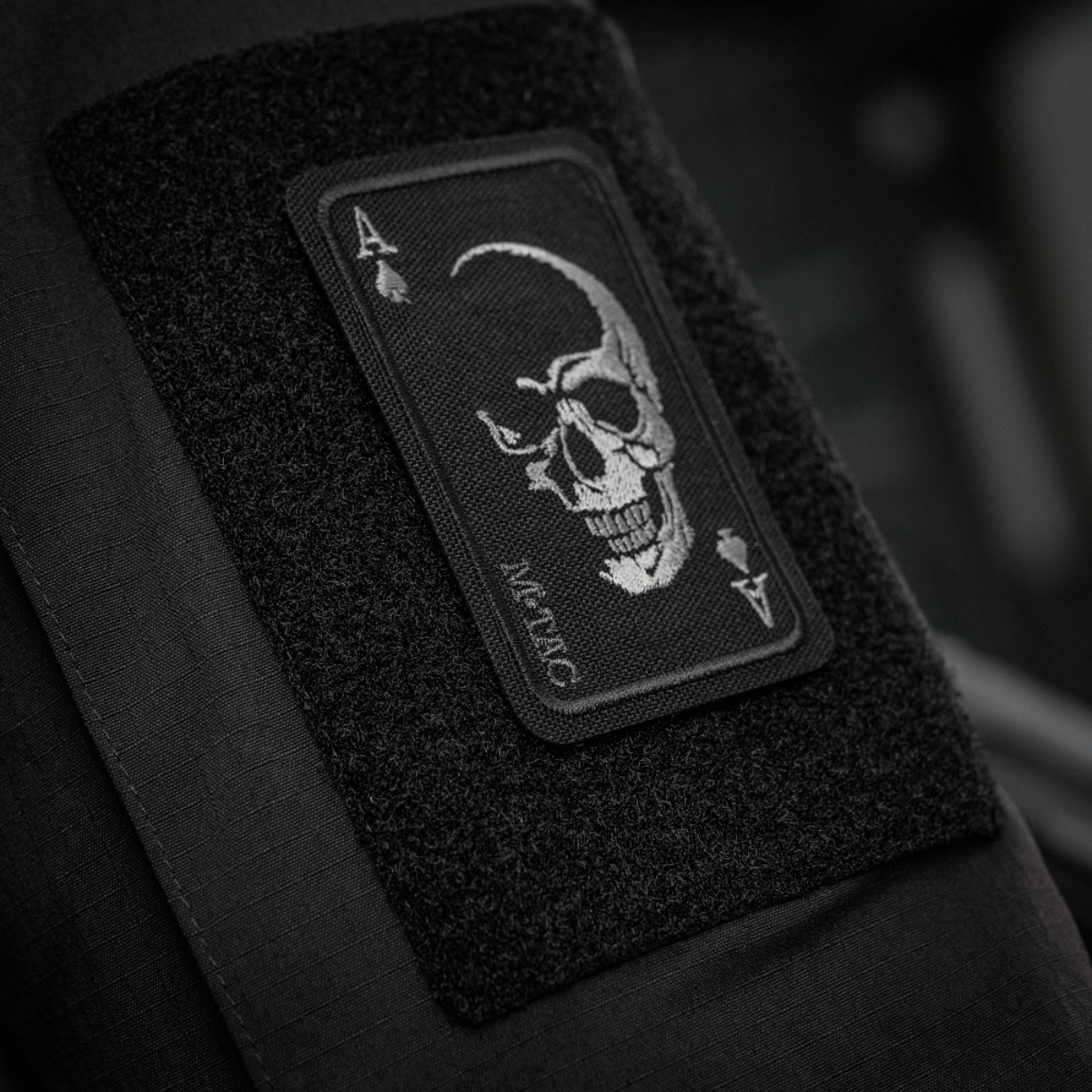 M-Tac Patch Face of War (Broderi) kallokuvio ace of spades -kortissa, kiinnitetty Cordura 500D-kankaaseen.