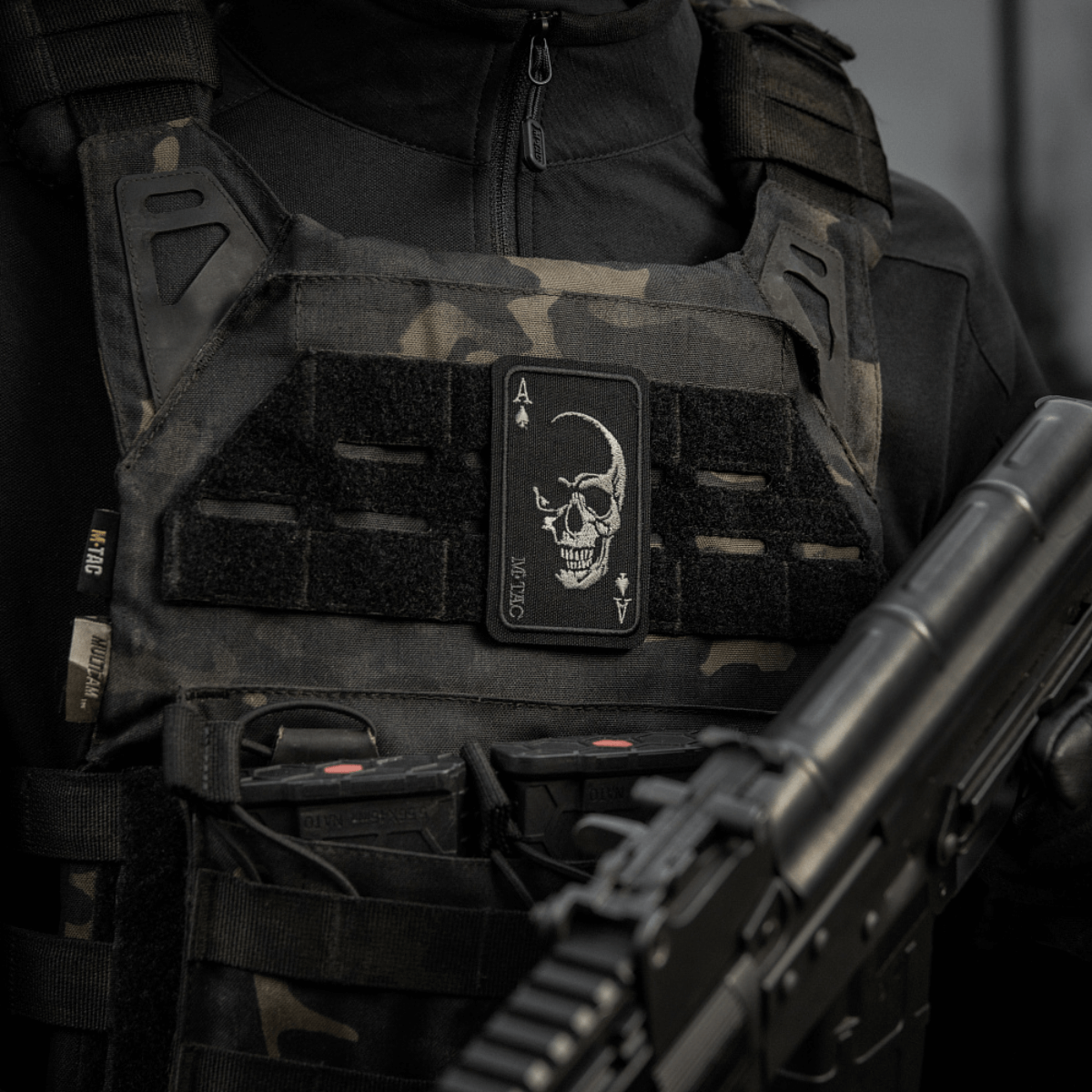 M-Tac Patch Face of War (Broderi) taktillisessa liivissä. Kirjailtu kallo pataässän kortissa, innoitus Vietnamista.