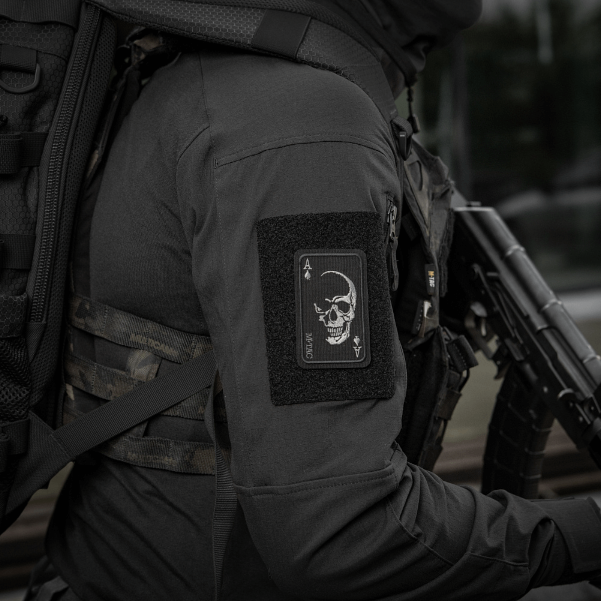 M-Tac Patch Face of War (Broderi) kirjailtu kallo ace of spades -kortissa kiinnitettynä vaatteeseen. Cordura 500D, symboloi rohkeutta.