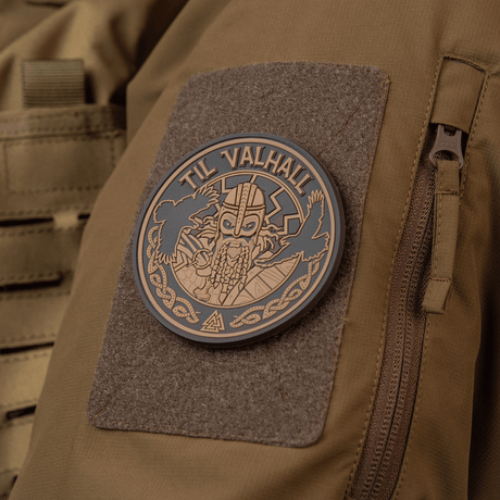M-Tac Patch Til Valhall PVC 3D-muotoilulla, kiinnitetty univormuun Velcrolla, kunnioittaa norjalaisia sotilaita ja TIL VALHALL -rituaalia, halkaisija 80 mm.