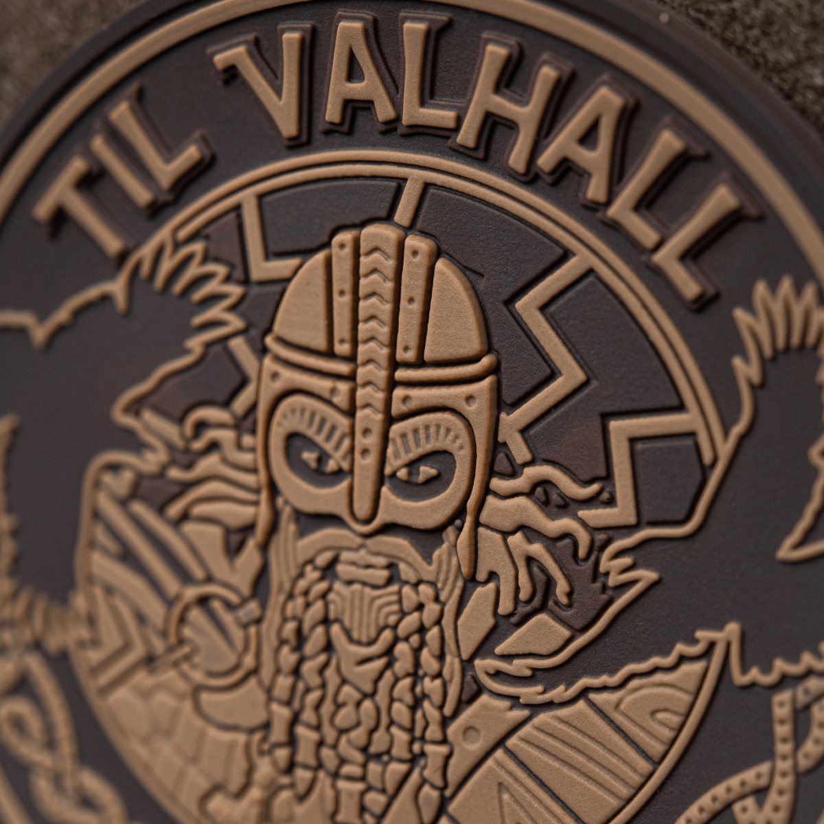 M-Tac Patch Til Valhall PVC kunnioittaa norjalaisia sotilaita 3D-muotoilulla PVC-materiaalissa, sopii univormuun tai laukkuun, halkaisija 80 mm, Velcro-takapuoli.