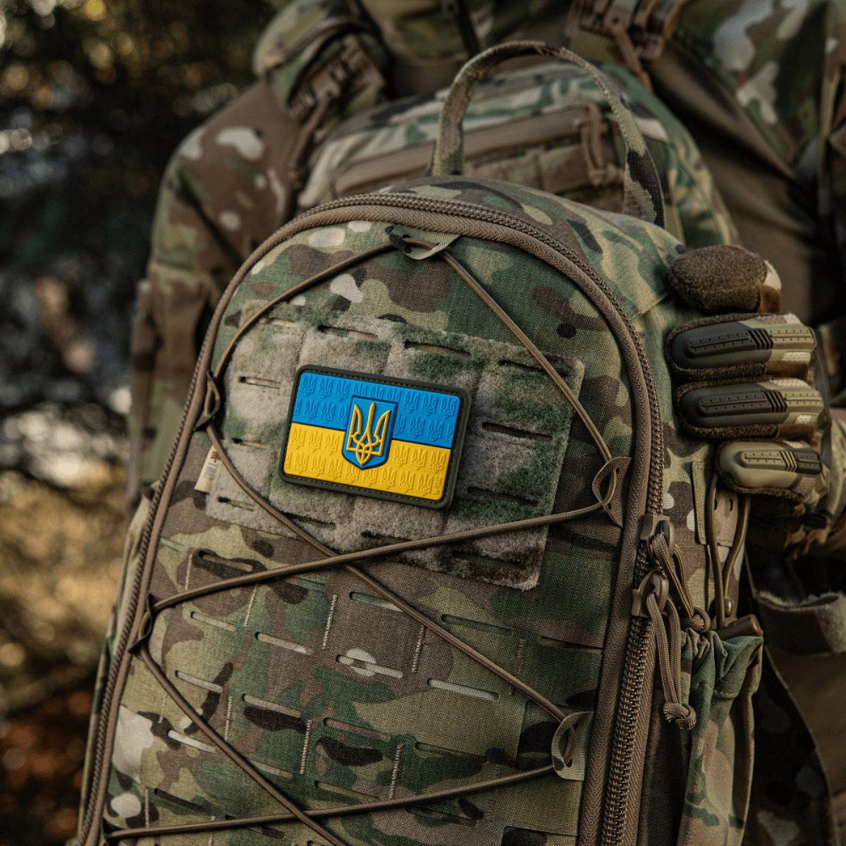 Maastokuvioinen reppu M-Tac Patch Ukraine Flag -vaakunalla PVC 3D-reliefillä, sopii vaatteisiin tai varusteisiin, kiinnitetty taakse Velcrolla.